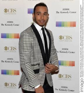 Verleihung des Kennedy-Preises in Washington English Formula One racing champion Lewis Hamilton arrives at the Kennedy Center for an evening of gala entertainment to honor the Kennedy Center Honorees, December 6, 2015, in Washington, DC. The Honors are bestowed annually on five artists for their lifetime achievement in the arts and culture.  WAP20151206515 MIKExTHEILER