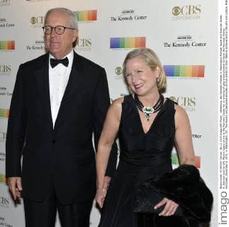 Verleihung des Kennedy-Preises in Washington Political figure and financier James A. Johnson and his wife Maxine Issacs arrive at the Kennedy Center for an evening of gala entertainment to honor the Kennedy Center Honorees, December 6, 2015, in Washington, DC. The Honors are bestowed annually on five artists for their lifetime achievement in the arts and culture.  WAP20151206516 MIKExTHEILER