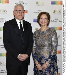 Verleihung des Kennedy-Preises in Washington Financier and philanthropist David M. Rubenstein and his wife Alice Rogoff arrive at the Kennedy Center for an evening of gala entertainment to honor the Kennedy Center Honorees, December 6, 2015, in Washington, DC. The Honors are bestowed annually on five artists for their lifetime achievement in the arts and culture.  WAP20151206517 MIKExTHEILER