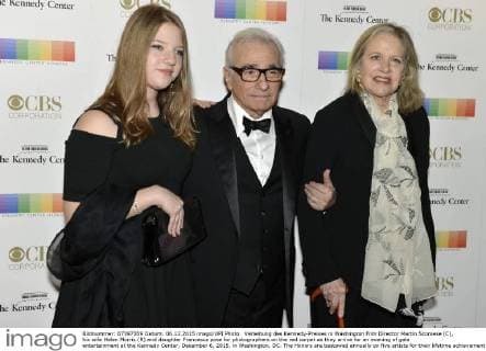 Verleihung des Kennedy-Preises in Washington Film Director Martin Scorsese (C), his wife Helen Morris (R) and daughter Francesca pose for photographers on the red carpet as they arrive for an evening of gala entertainment at the Kennedy Center, December 6, 2015, in Washington, DC. The Honors are bestowed annually on five artists for their lifetime achievement in the arts and culture.  WAP20151206521 MIKExTHEILER
