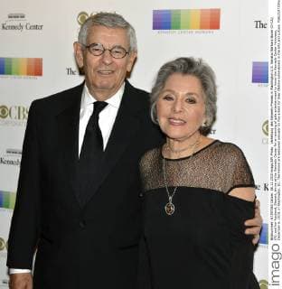 Verleihung des Kennedy-Preises in Washington U.S. Senator Barbara Boxer (D-CA), (R), and her husband, Stewart, arrive at the Kennedy Center for an evening of gala entertainment to honor the Kennedy Center Honorees, December 6, 2015, in Washington, DC. The Honors are bestowed annually on five artists for their lifetime achievement in the arts and culture.  WAP20151206522 MIKExTHEILER