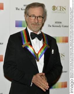 Verleihung des Kennedy-Preises in Washington Blockbuster film director Steven Spielberg arrives at the Kennedy Center for an evening of gala entertainment to honor the Kennedy Center Honorees, December 6, 2015, in Washington, DC. The Honors are bestowed annually on five artists for their lifetime achievement in the arts and culture.  WAP20151206520 MIKExTHEILER
