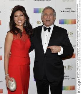 Verleihung des Kennedy-Preises in Washington CBS Television Executive Les Moonves (R) and his wife Julie Chen arrive at the Kennedy Center for an evening of gala entertainment to honor the Kennedy Center Honorees, December 6, 2015, in Washington, DC. The Honors are bestowed annually on five artists for their lifetime achievement in the arts and culture.  WAP20151206523 MIKExTHEILER
