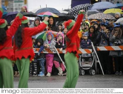 Santa Claus Parade in Vancouver, Kanada (151207) -- VENCOUVER, Dec. 06, 2015 -- Crowds are seen along the street during the 12th Santa Claus parade in Vancouver, Canada, Dec. 6, 2015. Over 3,500 participants from more than 50 groups showcase different kinds of performances along the 1.8km parade route in downtown Vencouver at the 12th annual Santa Claus parade that attracted about 300,000 spectators to come. ) CANADA-VENCOUVER-SANTA CLAUS PARADE Liangxsen 