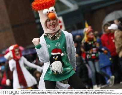 Santa Claus Parade in Vancouver, Kanada (151207) -- VENCOUVER, Dec. 06, 2015 -- Performers walk along the street during the 12th Santa Claus parade in Vancouver, Canada, Dec. 6, 2015. Over 3,500 participants from more than 50 groups showcase different kinds of performances along the 1.8km parade route in downtown Vencouver at the 12th annual Santa Claus parade that attracted about 300,000 spectators to come. ) CANADA-VENCOUVER-SANTA CLAUS PARADE Liangxsen 
