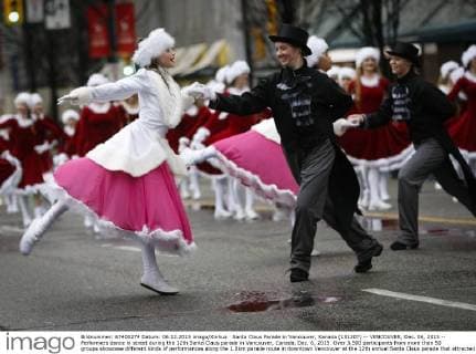 Santa Claus Parade in Vancouver, Kanada (151207) -- VENCOUVER, Dec. 06, 2015 -- Performers dance in street during the 12th Santa Claus parade in Vancouver, Canada, Dec. 6, 2015. Over 3,500 participants from more than 50 groups showcase different kinds of performances along the 1.8km parade route in downtown Vencouver at the 12th annual Santa Claus parade that attracted about 300,000 spectators to come. ) CANADA-VENCOUVER-SANTA CLAUS PARADE Liangxsen 