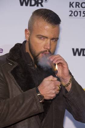 KOLLEGAH, Musiker, Rapper, Portraet, Porträt, Portrait, angeschnittenes Einzelbild, Einzelmotiv, Roter Teppich, Red Carpet Show, Ankunft, Arrival, EinsLive Krone Verleihung am 03.12.2015 in B o c h u m Deutschland