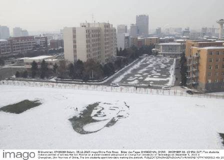 Bilder des Tages CHANGCHUN, CHINA - DECEMBER 08: (CHINA OUT) Two students make a portrait of actress Marilyn Monroe on a snow-covered playground at Changchun University of Technology on December 8, 2015 in Changchun, Jilin Province of China. The two students spent two days making the portrait.  CFP476909313