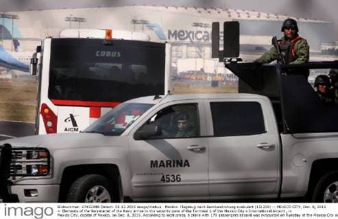 Mexiko: Flugzeug nach Bombendrohung evakuiert (151208) -- MEXICO CITY, Dec. 8, 2015 -- Elements of the Secretariat of the Navy arrive to the security zone of the Terminal 1 of the Mexico City s International Airport , in Mexico City, capital of Mexico, on Dec. 8, 2015. According to local press, a plane with 179 passengers aboard was evacuated on Tuesday at the Mexico City airport due to a bomb threat. It was determined that there is no explosive device after executing the established security protocols. ) (rtg) (ah) MEXICO-MEXICO CITY-SECURITY-AIRPLANE JorgexRios 
