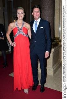 Maria Höfl-Riesch und ihr Ehemann Marcus Höfl bei der Ankunft zum Charity Dinner für Kinderrechte vom Future Policy Award am 8.12.2015 in Hamburg Charity Dinner fuer Kinderrechte vom Future Policy Award 2015 in Hamburg 