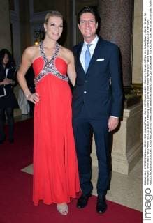 Maria Höfl-Riesch und ihr Ehemann Marcus Höfl bei der Ankunft zum Charity Dinner für Kinderrechte vom Future Policy Award am 8.12.2015 in Hamburg Charity Dinner fuer Kinderrechte vom Future Policy Award 2015 in Hamburg 