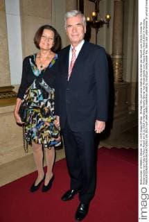 Michael Otto und seine Ehefrau Christel bei der Ankunft zum Charity Dinner für Kinderrechte vom Future Policy Award am 8.12.2015 in Hamburg Charity Dinner fuer Kinderrechte vom Future Policy Award 2015 in Hamburg 