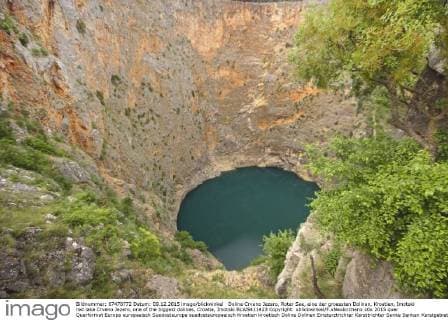 Doline Crveno Jezero, Roter See, eine der groessten Dolinen, Kroatien, Imotski red lake Crveno Jezero, one of the biggest dolinas, Croatia, Imotski BLWS411423 Copyright: xblickwinkel F.xNeukirchenx
