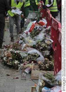 Aufräumarbeiten in Paris - Blumen, Fahnen, Transparente und andere Gegenstände, welche an die Opfer des Anschlags in Paris erinnern, müssen von den Straßen geräumt werden - Paris - 10 12 2015 JasonPiekar Panoramic 