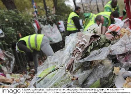 Aufräumarbeiten in Paris - Blumen, Fahnen, Transparente und andere Gegenstände, welche an die Opfer des Anschlags in Paris erinnern, müssen von den Straßen geräumt werden - Paris - 10 12 2015 JasonPiekar Panoramic 