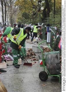 Aufräumarbeiten in Paris - Blumen, Fahnen, Transparente und andere Gegenstände, welche an die Opfer des Anschlags in Paris erinnern, müssen von den Straßen geräumt werden - Paris - 10 12 2015 JasonPiekar Panoramic 
