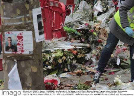 Aufräumarbeiten in Paris - Blumen, Fahnen, Transparente und andere Gegenstände, welche an die Opfer des Anschlags in Paris erinnern, müssen von den Straßen geräumt werden - Paris - 10 12 2015 JasonPiekar Panoramic 
