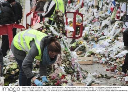 Aufräumarbeiten in Paris - Blumen, Fahnen, Transparente und andere Gegenstände, welche an die Opfer des Anschlags in Paris erinnern, müssen von den Straßen geräumt werden - Paris - 10 12 2015 JasonPiekar Panoramic 