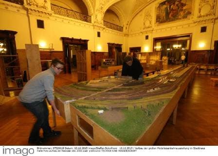 10.12.2015 Aufbau der großen Modelleisenbahnausstellung im Stadthaus Halle Foto Aufbau im Festsaal
