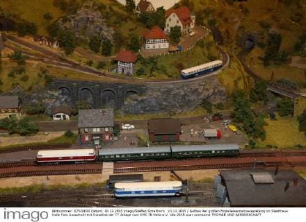 10.12.2015 Aufbau der großen Modelleisenbahnausstellung im Stadthaus Halle Foto Ausschnitt mit Diesellok der TT Anlage vom EMC 78 Halle e.V.