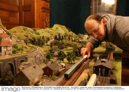 10.12.2015 Aufbau der großen Modelleisenbahnausstellung im Stadthaus Halle Foto Sebastian Marx 31 ( Lokführer mit ) Diesellok der TT Anlage vom EMC 78 Halle e.V.
