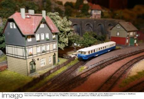 10.12.2015 Aufbau der großen Modelleisenbahnausstellung im Stadthaus Halle FotoTriebwagen der TT Anlage vom EMC 78 Halle e.V.