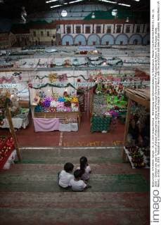 Herstellung von Weihnachtsdeko in Tjalpujahua, Mexiko TLALPUJAHUA(MEXICO), Dec. 10, 2015 -- Children are seen in front of shops of decorative spheres at Municipal Gymnasium of Tlalpujahua de Rayon, in Michoacan state, Mexico, on Dec. 10, 2015. Tlalpujahua is considered one of the most magical towns of Mexico with the production and sale of glass spheres. Pedro Mera) (vf) (sp) MEXICO-TLALPUJAHUA-SOCIETY-CHRISTMAS e PedroxMera 