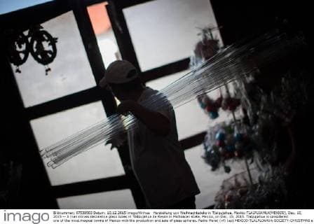 Herstellung von Weihnachtsdeko in Tjalpujahua, Mexiko TLALPUJAHUA(MEXICO), Dec. 10, 2015 -- A man moves decorative glass tubes in Tlalpujahua de Rayon in Michoacan state, Mexico, on Dec. 10, 2015. Tlalpujahua is considered one of the most magical towns of Mexico with the production and sale of glass spheres. Pedro Mera) (vf) (sp) MEXICO-TLALPUJAHUA-SOCIETY-CHRISTMAS e PedroxMera 