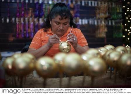 Herstellung von Weihnachtsdeko in Tjalpujahua, Mexiko TLALPUJAHUA(MEXICO), Dec. 10, 2015 --A woman decorates spheres at Municipal Gymnasium of Tlalpujahua de Rayon, in Michoacan state, Mexico, on Dec. 10, 2015. Tlalpujahua is considered one of the most magical towns of Mexico with the production and sale of glass spheres. Pedro Mera) (vf) (sp) MEXICO-TLALPUJAHUA-SOCIETY-CHRISTMAS e PedroxMera 
