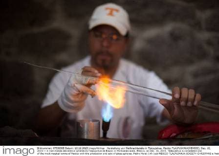 Herstellung von Weihnachtsdeko in Tjalpujahua, Mexiko TLALPUJAHUA(MEXICO), Dec. 10, 2015 -- A man makes decorative spheres in Tlalpujahua de Rayon in Michoacan state, Mexico, on Dec. 10, 2015. Tlalpujahua is considered one of the most magical towns of Mexico with the production and sale of glass spheres. Pedro Mera) (vf) (sp) MEXICO-TLALPUJAHUA-SOCIETY-CHRISTMAS e PedroxMera 