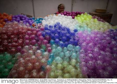 Herstellung von Weihnachtsdeko in Tjalpujahua, Mexiko TLALPUJAHUA(MEXICO), Dec. 10, 2015 -- Decorative spheres are displayed at a store in Michoacan state, Mexico, on Dec. 10, 2015. Tlalpujahua is considered one of the most magical towns of Mexico with the production and sale of glass spheres. Pedro Mera) (vf) (sp) MEXICO-TLALPUJAHUA-SOCIETY-CHRISTMAS e PedroxMera 
