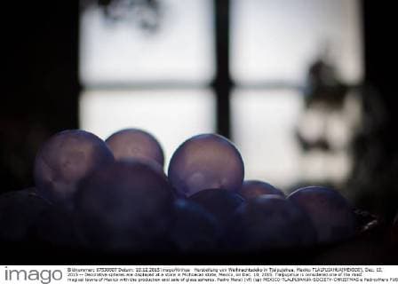 Herstellung von Weihnachtsdeko in Tjalpujahua, Mexiko TLALPUJAHUA(MEXICO), Dec. 10, 2015 -- Decorative spheres are displayed at a store in Michoacan state, Mexico, on Dec. 10, 2015. Tlalpujahua is considered one of the most magical towns of Mexico with the production and sale of glass spheres. Pedro Mera) (vf) (sp) MEXICO-TLALPUJAHUA-SOCIETY-CHRISTMAS e PedroxMera 
