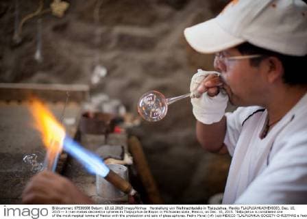 Herstellung von Weihnachtsdeko in Tjalpujahua, Mexiko TLALPUJAHUA(MEXICO), Dec. 10, 2015 -- A man makes decorative spheres in Tlalpujahua de Rayon in Michoacan state, Mexico, on Dec. 10, 2015. Tlalpujahua is considered one of the most magical towns of Mexico with the production and sale of glass spheres. Pedro Mera) (vf) (sp) MEXICO-TLALPUJAHUA-SOCIETY-CHRISTMAS e PedroxMera 