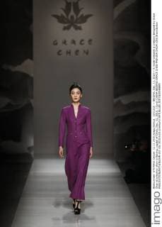 (151212) -- BEIJING, Dec. 12, 2015 -- A model presents a creation designed by Grace Chen at a fashion show in Beijing, capital of China, Dec. 12, 2015. ) (yxb) CHINA-BEIJING-GRACE CHEN-FASHION SHOW (CN) ShenxBohan 