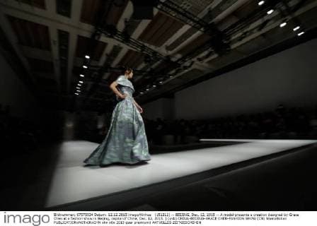 (151212) -- BEIJING, Dec. 12, 2015 -- A model presents a creation designed by Grace Chen at a fashion show in Beijing, capital of China, Dec. 12, 2015. ) (yxb) CHINA-BEIJING-GRACE CHEN-FASHION SHOW (CN) ShenxBohan 