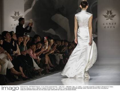 (151212) -- BEIJING, Dec. 12, 2015 -- A model presents a creation designed by Grace Chen at a fashion show in Beijing, capital of China, Dec. 12, 2015. ) (yxb) CHINA-BEIJING-GRACE CHEN-FASHION SHOW (CN) ShenxBohan 
