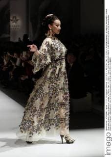 (151212) -- BEIJING, Dec. 12, 2015 -- A model presents a creation designed by Grace Chen at a fashion show in Beijing, capital of China, Dec. 12, 2015. ) (yxb) CHINA-BEIJING-GRACE CHEN-FASHION SHOW (CN) ShenxBohan 