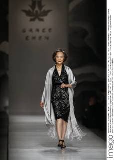 (151212) -- BEIJING, Dec. 12, 2015 -- A model presents a creation designed by Grace Chen at a fashion show in Beijing, capital of China, Dec. 12, 2015. ) (yxb) CHINA-BEIJING-GRACE CHEN-FASHION SHOW (CN) ShenxBohan 