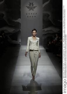 (151212) -- BEIJING, Dec. 12, 2015 -- A model presents a creation designed by Grace Chen at a fashion show in Beijing, capital of China, Dec. 12, 2015. ) (yxb) CHINA-BEIJING-GRACE CHEN-FASHION SHOW (CN) ShenxBohan 