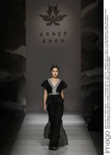 (151212) -- BEIJING, Dec. 12, 2015 -- A model presents a creation designed by Grace Chen at a fashion show in Beijing, capital of China, Dec. 12, 2015. ) (yxb) CHINA-BEIJING-GRACE CHEN-FASHION SHOW (CN) ShenxBohan 