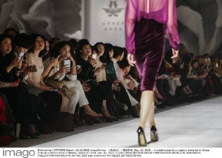 (151212) -- BEIJING, Dec. 12, 2015 -- A model presents a creation designed by Grace Chen at a fashion show in Beijing, capital of China, Dec. 12, 2015. ) (yxb) CHINA-BEIJING-GRACE CHEN-FASHION SHOW (CN) ShenxBohan 