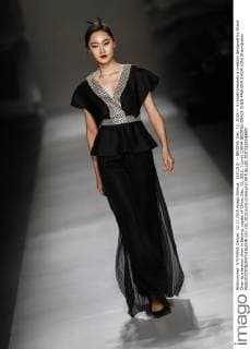 (151212) -- BEIJING, Dec. 12, 2015 -- A model presents a creation designed by Grace Chen at a fashion show in Beijing, capital of China, Dec. 12, 2015. ) (yxb) CHINA-BEIJING-GRACE CHEN-FASHION SHOW (CN) ShenxBohan 