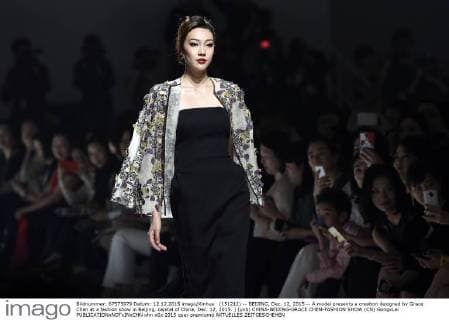 (151212) -- BEIJING, Dec. 12, 2015 -- A model presents a creation designed by Grace Chen at a fashion show in Beijing, capital of China, Dec. 12, 2015. ) (yxb) CHINA-BEIJING-GRACE CHEN-FASHION SHOW (CN) GongxLei 