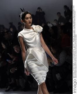 (151212) -- BEIJING, Dec. 12, 2015 -- A model presents a creation designed by Grace Chen at a fashion show in Beijing, capital of China, Dec. 12, 2015. ) (yxb) CHINA-BEIJING-GRACE CHEN-FASHION SHOW (CN) GongxLei 