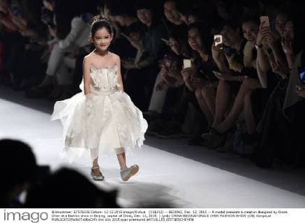 (151212) -- BEIJING, Dec. 12, 2015 -- A model presents a creation designed by Grace Chen at a fashion show in Beijing, capital of China, Dec. 12, 2015. ) (yxb) CHINA-BEIJING-GRACE CHEN-FASHION SHOW (CN) GongxLei 