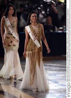 (151212) -- SANYA, Dec. 12, 2015 -- Miss Thailand takes part in a model show in Sanya, south China s Hainan Province, Dec. 12, 2015. The final of the 2015 Miss World beauty pageant will he held in Sanya of south China s Hainan Province on Dec. 19. ) (dhf) CHINA-HAINAN-MISS WORLD-COMPETITION (CN) YangxGuanyu 