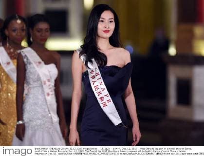 (151212) -- SANYA, Dec. 12, 2015 -- Miss China takes part in a model show in Sanya, south China s Hainan Province, Dec. 12, 2015. The final of the 2015 Miss World beauty pageant will he held in Sanya of south China s Hainan Province on Dec. 19. ) (dhf) CHINA-HAINAN-MISS WORLD-COMPETITION (CN) YangxGuanyu 