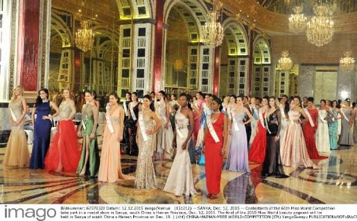(151212) -- SANYA, Dec. 12, 2015 -- Contestants of the 65th Miss World Competition take part in a model show in Sanya, south China s Hainan Province, Dec. 12, 2015. The final of the 2015 Miss World beauty pageant will he held in Sanya of south China s Hainan Province on Dec. 19. ) (dhf) CHINA-HAINAN-MISS WORLD-COMPETITION (CN) YangxGuanyu 