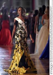 (151212) -- SANYA, Dec. 12, 2015 -- Miss Zimbabwe takes part in a model show in Sanya, south China s Hainan Province, Dec. 12, 2015. The final of the 2015 Miss World beauty pageant will he held in Sanya of south China s Hainan Province on Dec. 19. ) (dhf) CHINA-HAINAN-MISS WORLD-COMPETITION (CN) YangxGuanyu 