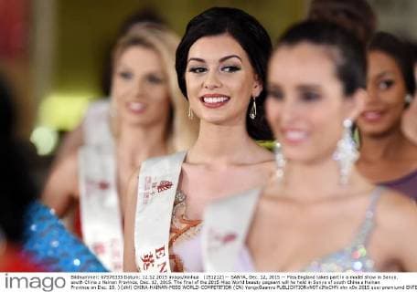 (151212) -- SANYA, Dec. 12, 2015 -- Miss England takes part in a model show in Sanya, south China s Hainan Province, Dec. 12, 2015. The final of the 2015 Miss World beauty pageant will he held in Sanya of south China s Hainan Province on Dec. 19. ) (dhf) CHINA-HAINAN-MISS WORLD-COMPETITION (CN) YangxGuanyu 